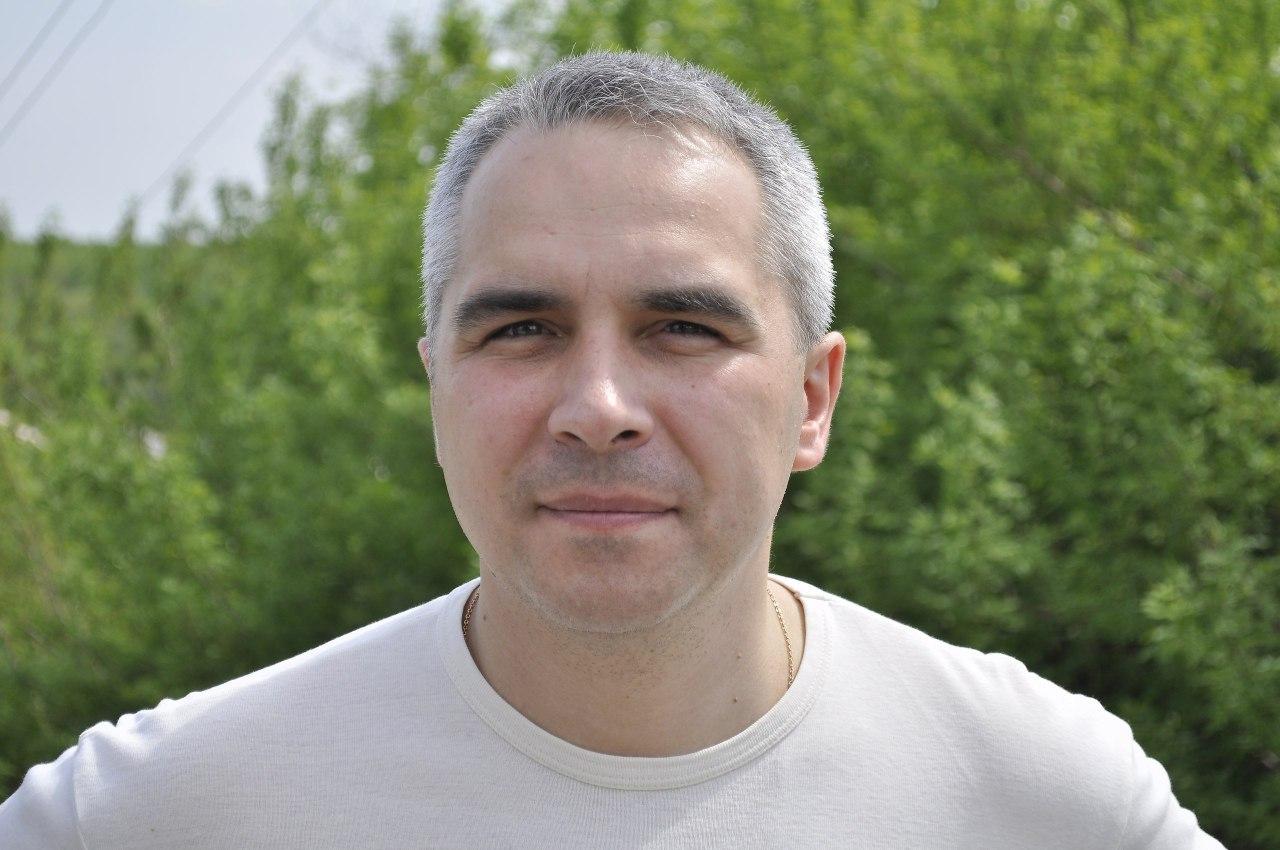 мужчина в белой футболке